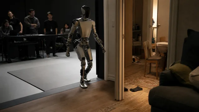 Équipe analysant une démonstration de robot humanoïde sur plusieurs écrans